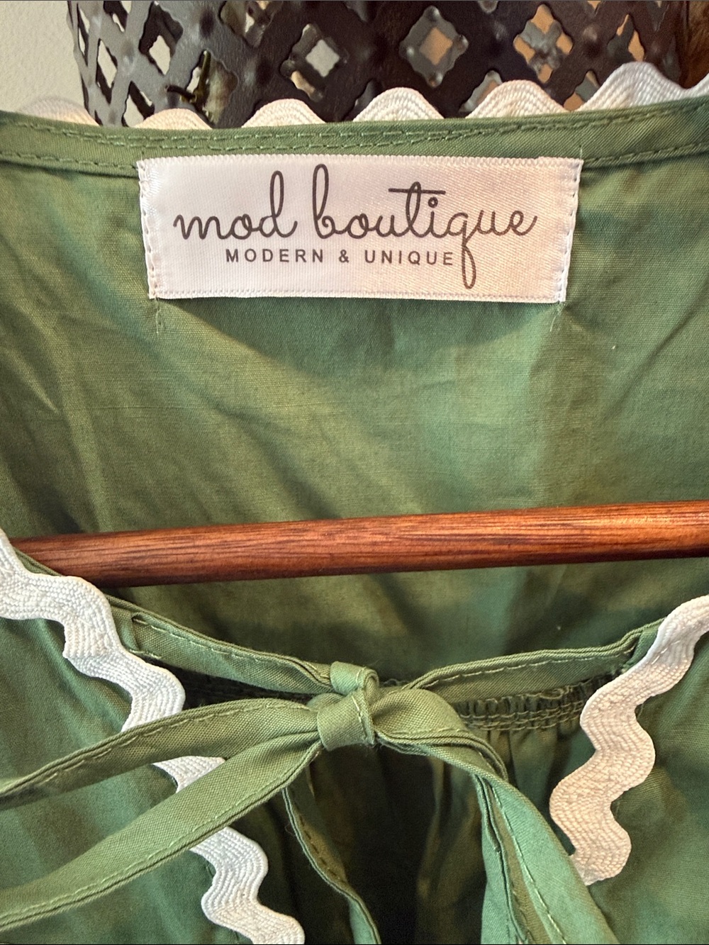 Mad Boutiques Green Puff-Sleeve Blouse with White Rickrack Trim NWOT - Picture 2 of 13